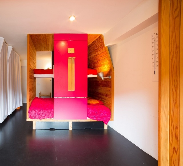 prestavba-malý-apartmán-poschodová posteľ-drevo-silné-červené-posteľné prádlo-teplomer-stena