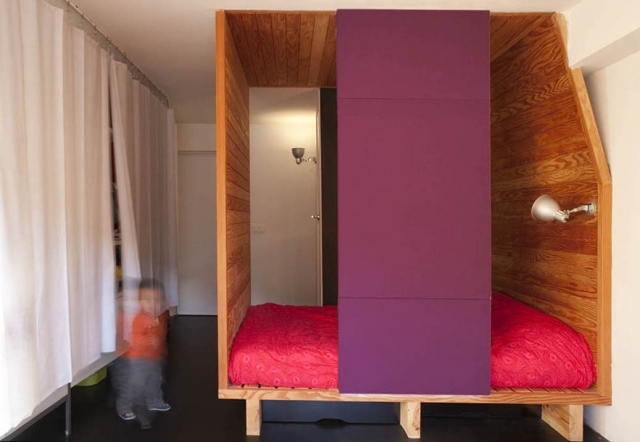 Spací výklenok z dreva, vstavané nástenné svetlá, skladací stôl, obrazovka na ochranu súkromia