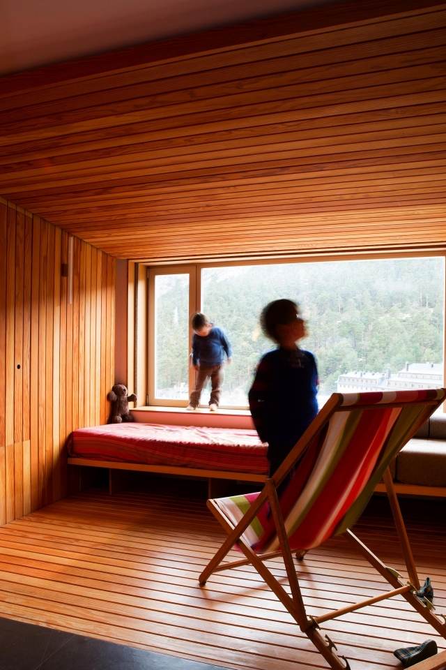 malý byt-blízko-madridu-moderné-prerobené-drevené-steny-linoleum-podlaha