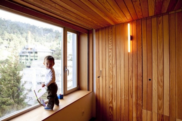 veľké okno-denné svetlo-zaplavené-podkrovie-byt-drevené steny