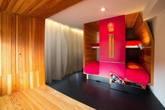 Box na čierne linoleum, drevená konštrukcia a box na spanie