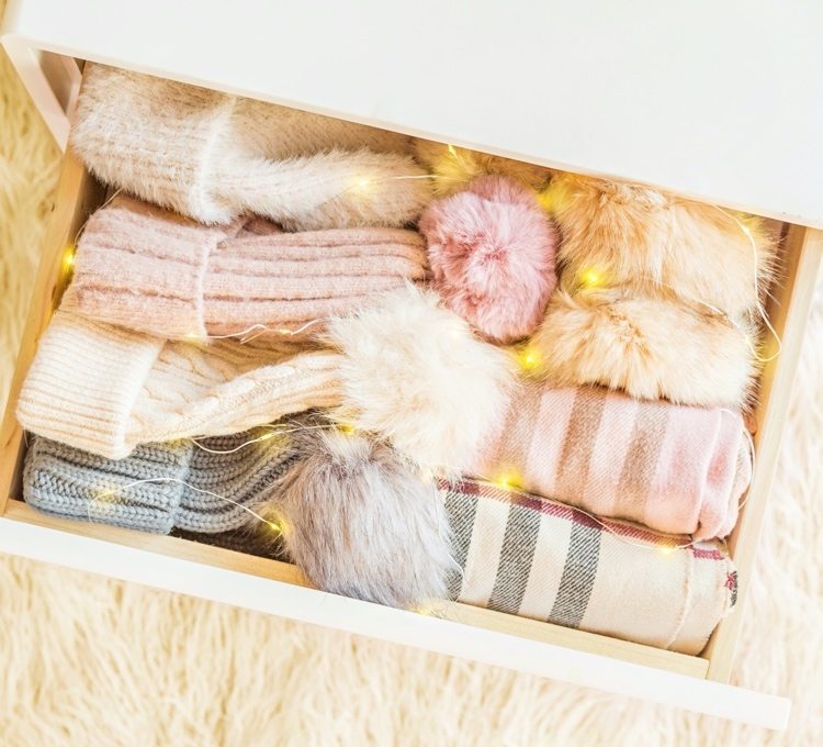 Klobúky a šatky majte prehľadne usporiadané v komode