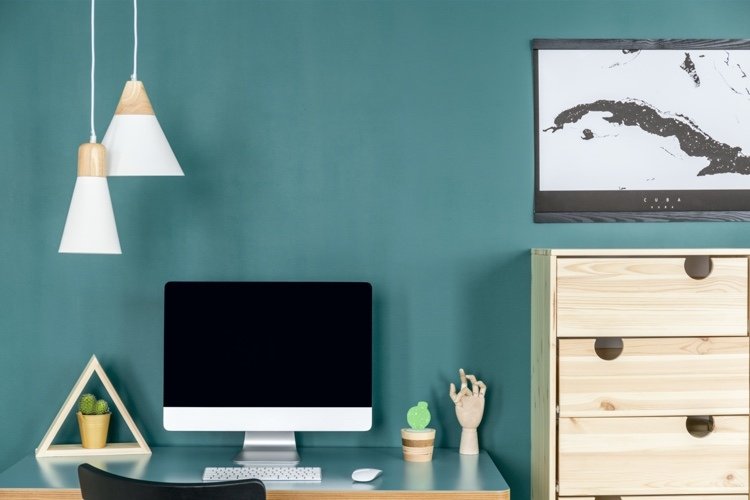 Komoda zo svetlého dreva so zásuvkami pre domácu kanceláriu