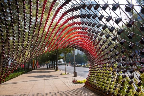 Umelecká inštalácia Kovové rámčeky na šálky kávy Nescafé