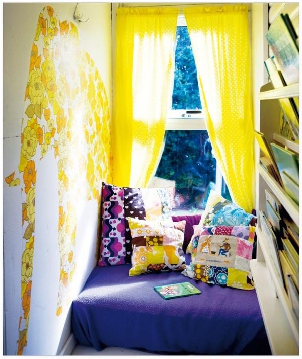 Čitací kútik dizajn detskej izby okno žlté závesy dekorácia steny