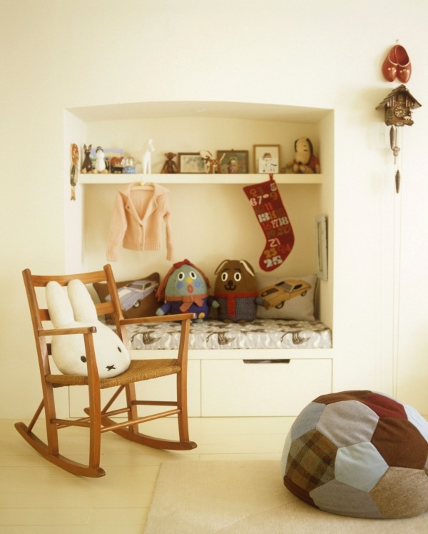 Poličky na čítanie, dizajn detských izbičiek, bábiky, plyšové hračky
