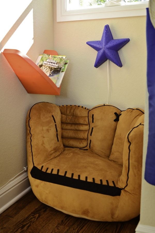 Polička na čítanie baseballovej rukavice v detskej izbe