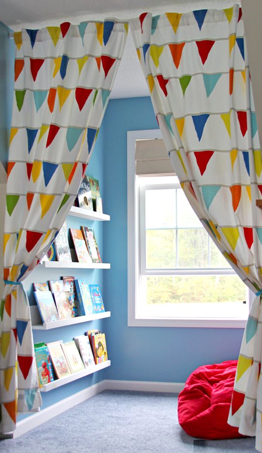 Roh na čítanie farebné závesy nástenné police knihy sedací vak