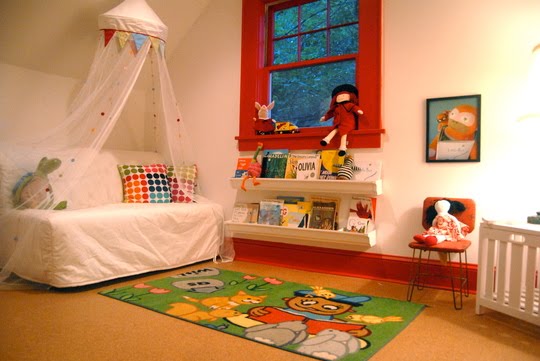 útulná rohová detská izba rozkladacia sedačka posteľ červený rám okna