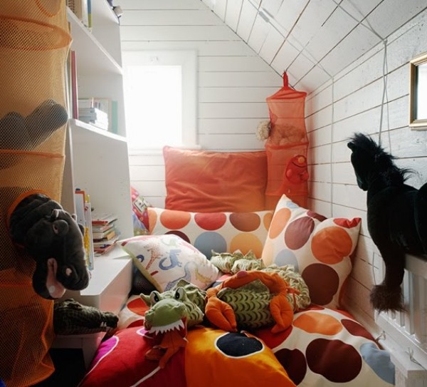 útulný rohový vankúšik do detskej izby zošikmený