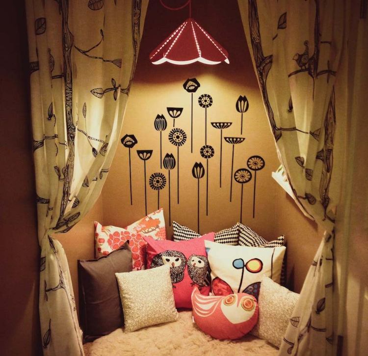 kútik na čítanie v detskej izbe lampa-vankúš-sova-motív-stena-tetovanie-kvety