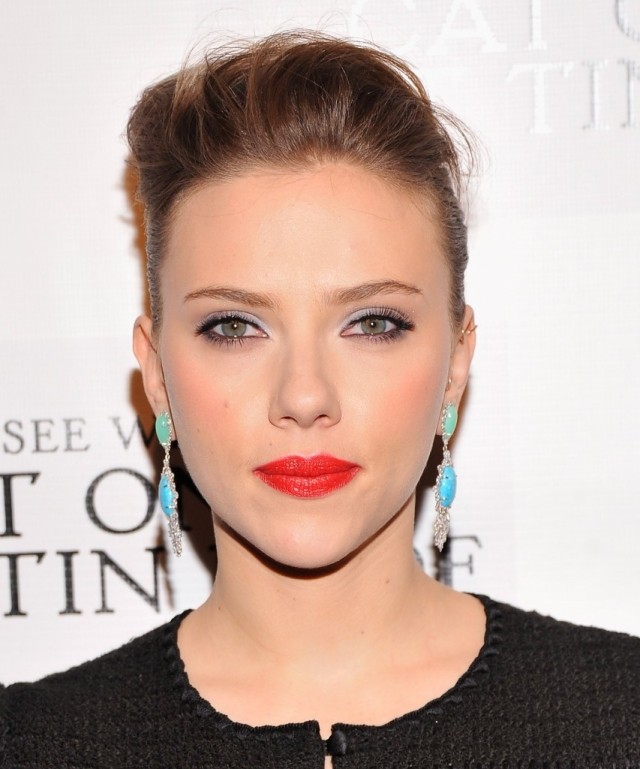 Scarlett-Johansson-červené-pery-pripnuté-účes