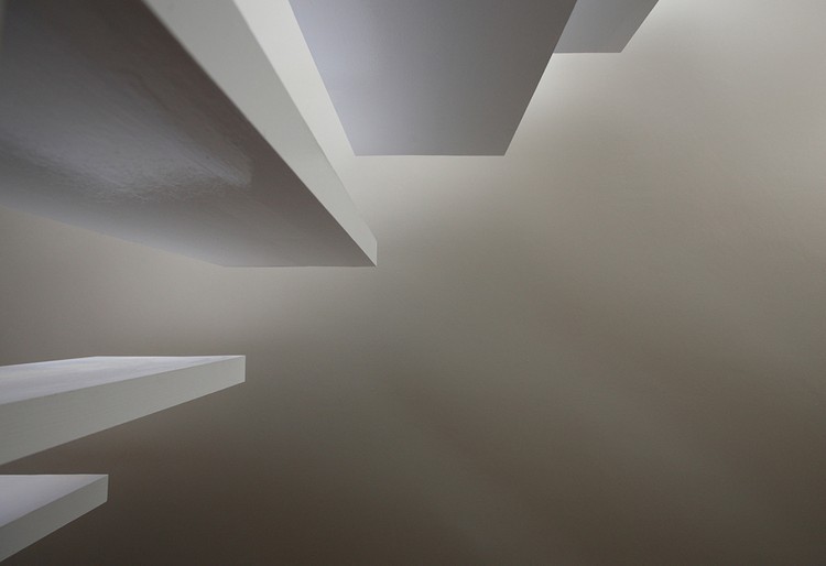 plávajúce schody pri stene moderný-schodiskový-dizajn-plávajúca-stupňovitá stena