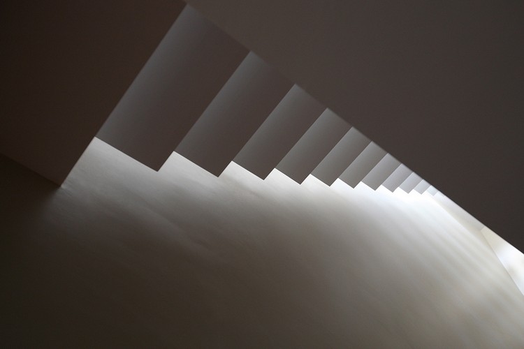 bielo lakované plávajúce schody moderné-schody-plávajúce-schody-bielo-lakované