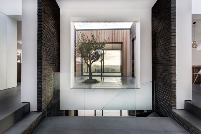 4-Pohľady-medzi-chodbu-schody-sklenený dom