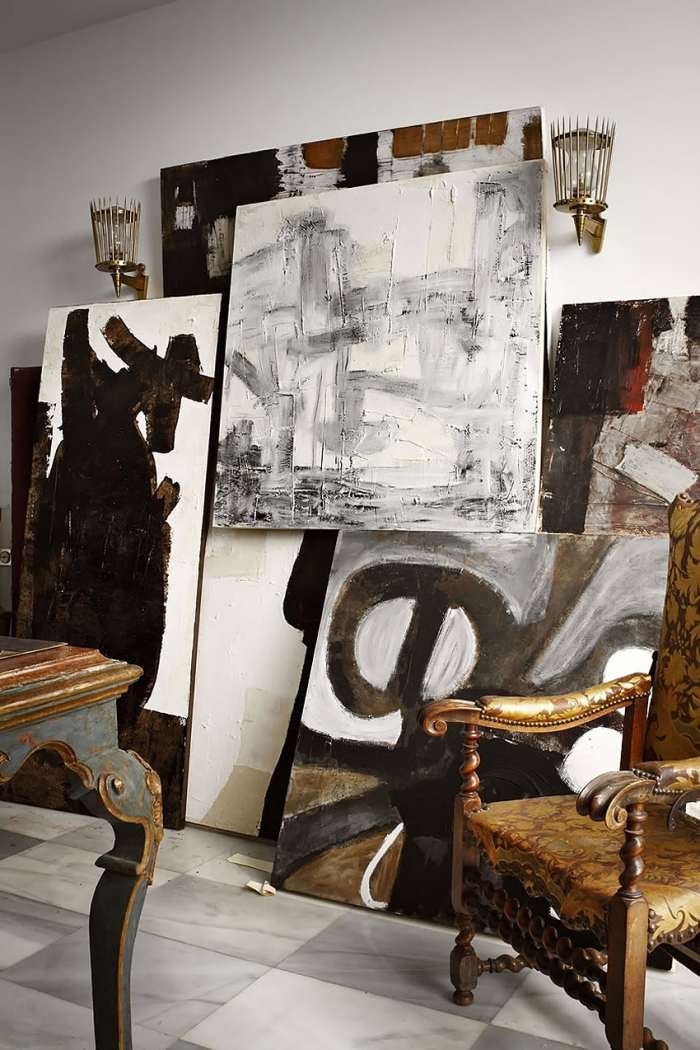 neoklasicistná stolička-abstraktná maľba-eklektický-interiér-teplé-zemské farby