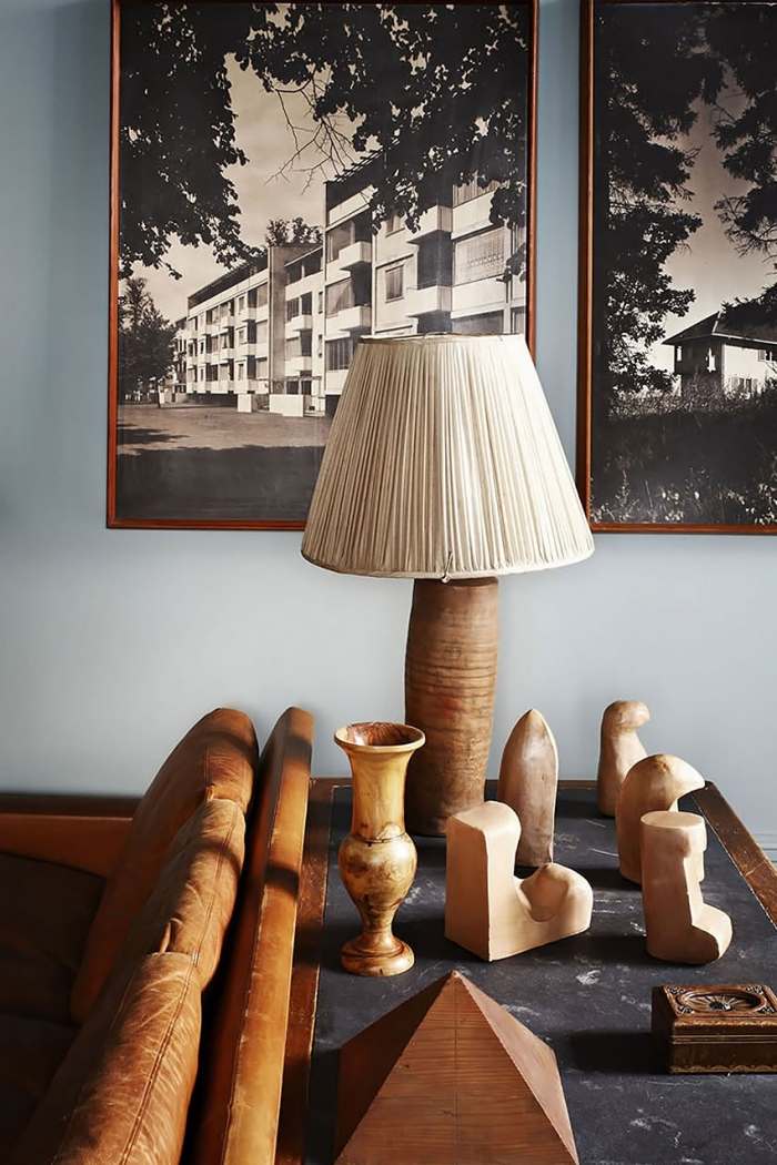 dekorácia obývačky-stena-farba-modro-sivastá-koža-čalúnenie-sedačka-koňak-farba-drevo