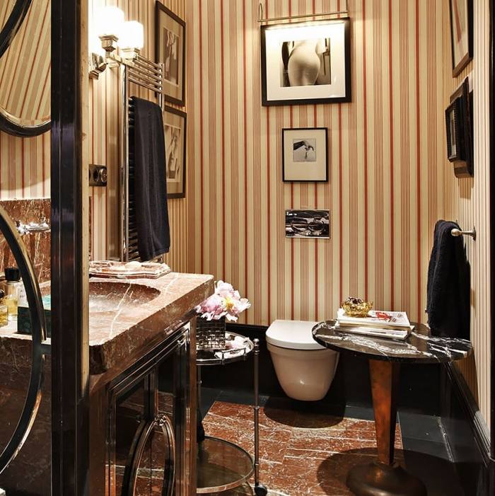 kúpeľňa-eklektický-interiér-teplé-farby-vliesová tapeta-drez-prírodný kameň