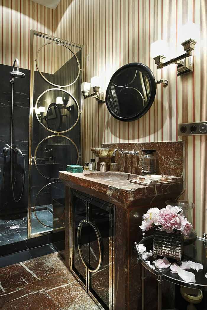 kúpeľňa-eklektický-teplé-farby-prechádzka-v-sprche-tapeta-na stenu-dizajn