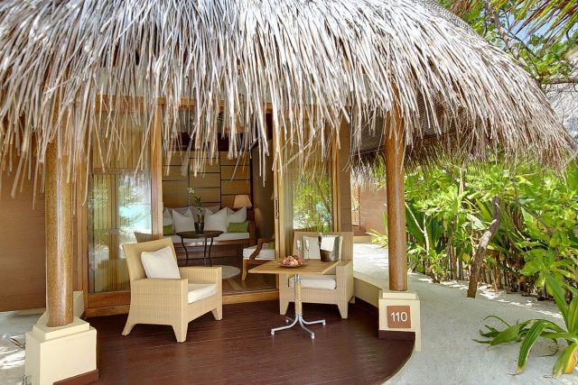 Kreslo s jednoduchým dizajnom pre balkón a terasu