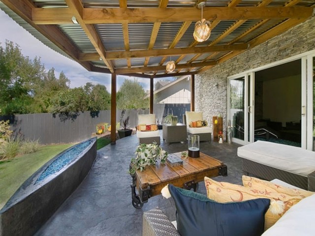 Balkón a terasa sú navrhnuté veľkým, priestorným a zaujímavým nábytkom veľký priestorný zaujímavý dizajn nábytku osvetlenie obývačky