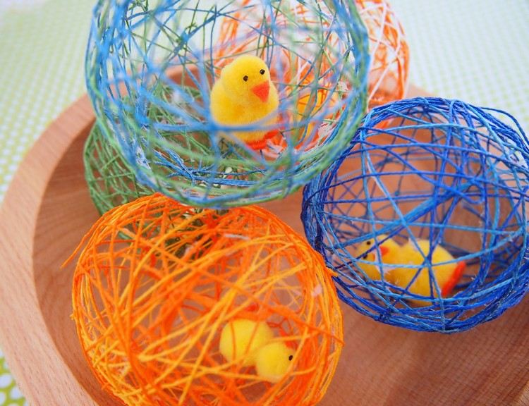 veľkonočné dekorácie-nápad-veľkonočné vajíčka-drotár-priadza-prekvapenie-mláďa