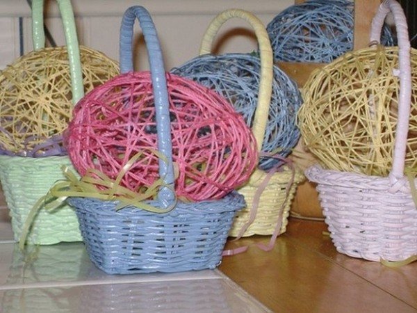 nápady na dekoráciu stola, drotárstvo-s-farebnou priadzou