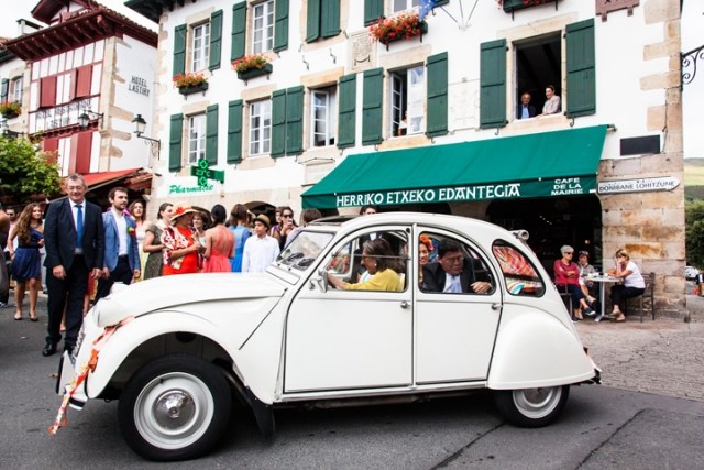 malé-auto-svadba-záhrada-biela-mesto-námestie