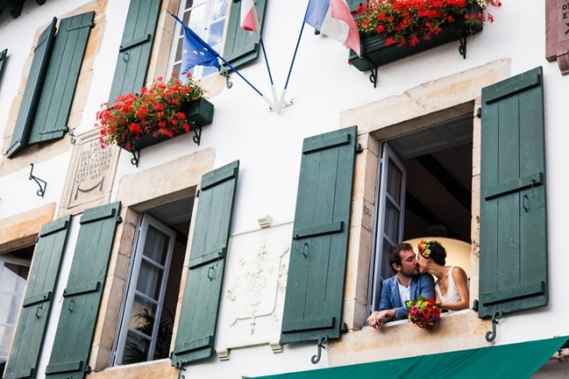 okenné tváre francúzskej svadobnej budovy