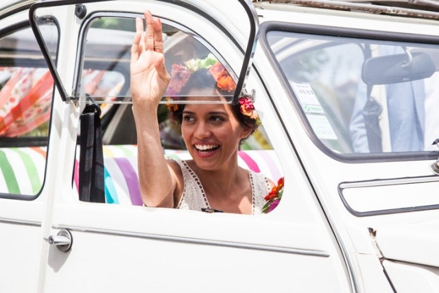 nevesta-víta-z-auta-svadobná záhrada