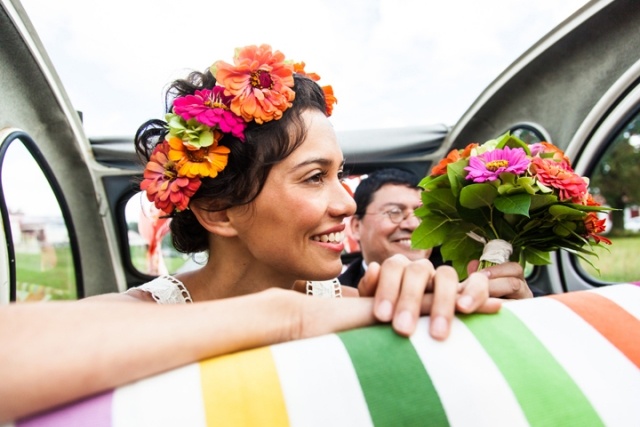 nevesta-s-kyticou-v-svadobnom aute