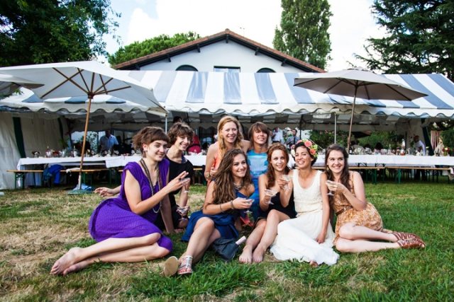 nevesta s priateľkami-lúka-záhrada-svadba