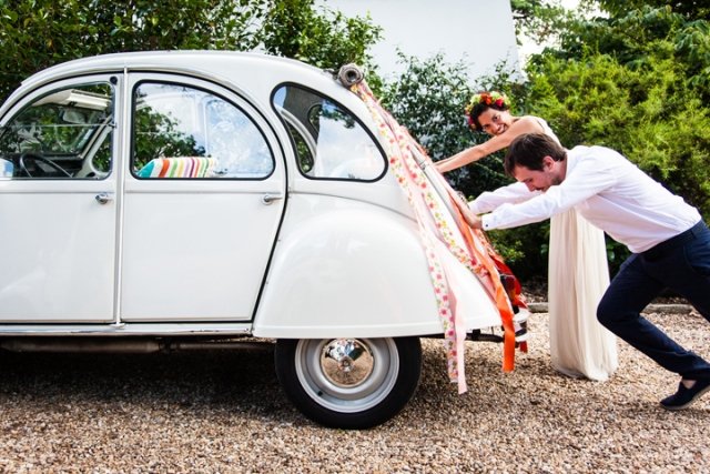 nevesta-ženích-za-autom-svadba-koniec