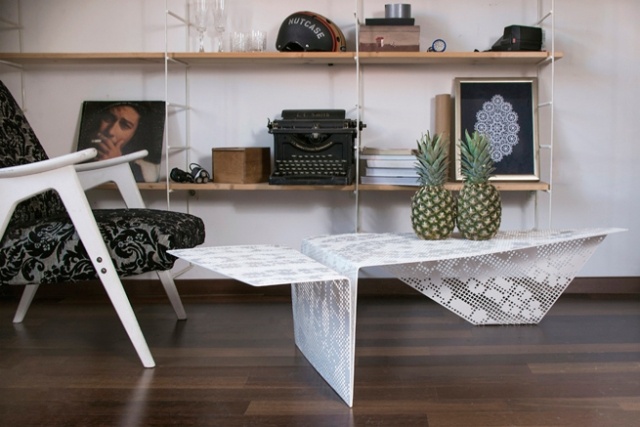 stôl obývačka biela oceľ laserom rezaný Roman Vlahovic stolný dizajn obývacia izba biela oceľ laserom rezaný Roman Vlahovic