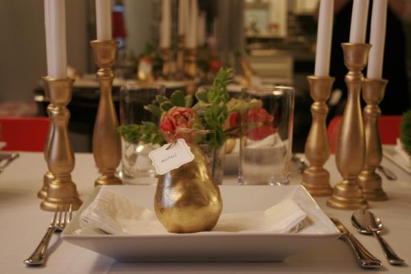 Elegantná kompozícia so zlatými ozdobami a príborom hruška-zlato-oficiálne-svadobné-dekorácie-nápad