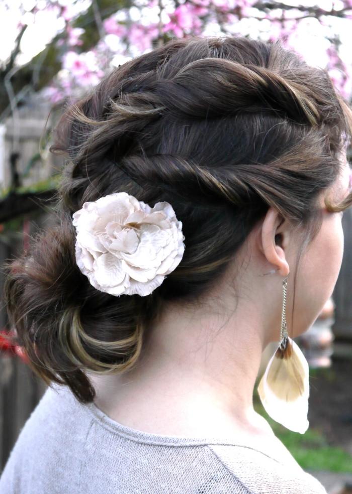 Summery-hairstyling-with-flowers-bohemian-chic