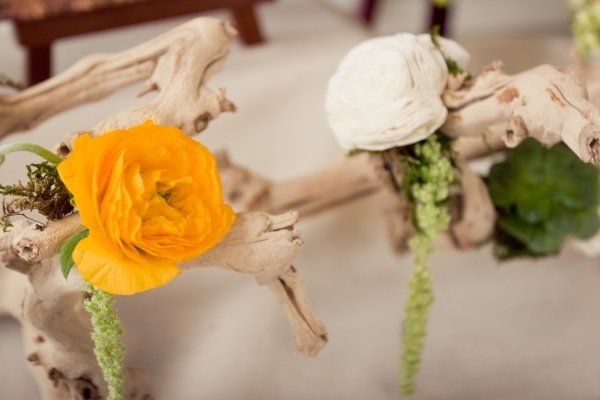 Elegantná dekorácia v žltej a bielej farbe šik-stolná dekorácia-drevo-žlté-kvety