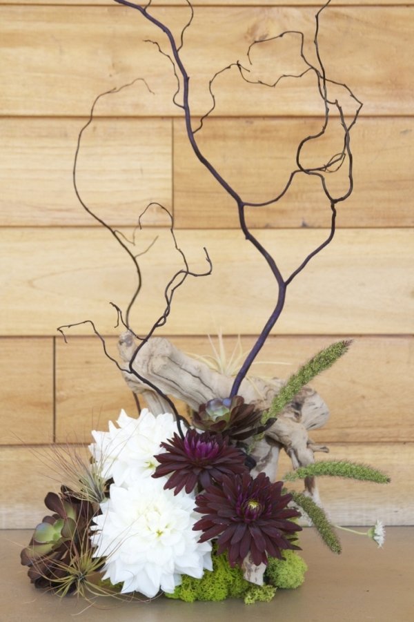 Vertikálna dekorácia na svadbu trendová-dekorácia-stola-nápad-drevo-sami