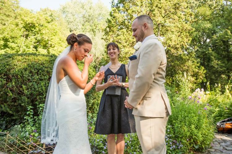 Mať dvojjazyčného svadobného úradníka je dobrý nápad, aby každý mohol porozumieť svadobnému obradu