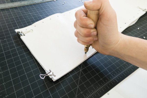 stolička z koženého kusu, biela spona na dierovacie priečinky kožený kúsok bielych otvorov na dierovanie skrutiek