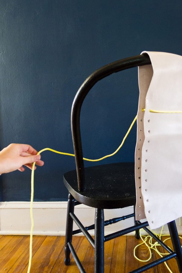 stará stolička zdobí operadlo kordovej väzby ozdobte si starú stoličku sami