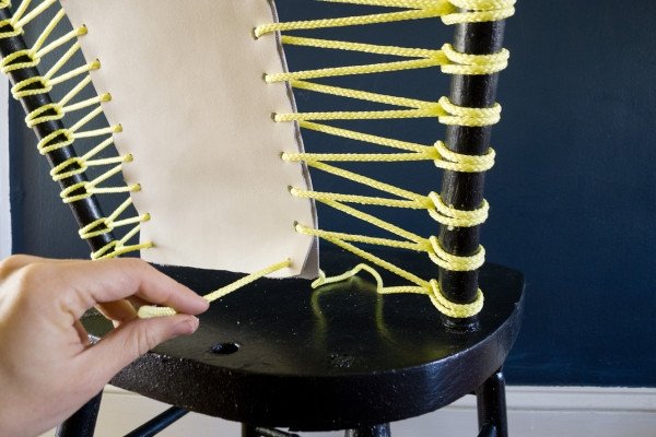 kreslo v štýle operadla, kožený oplet, neónová žltá šnúra stolička pretvoriť operadlo kožený oplet neónová šnúra