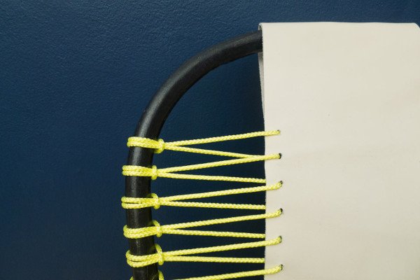 stolička zdobiť neónová žltá šnúra koža biela ozdobte si starú stoličku neónovo žltou šnúrou kožou bielou