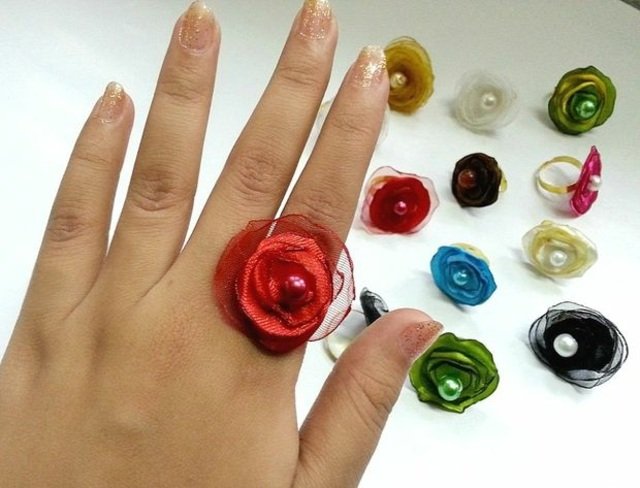 šperky z kvetinového prsteňa zdobia perly elegantne