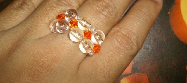 plastové korálky biely oranžový šijací prsteň