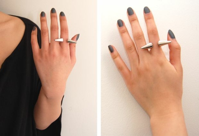 dva prsty zdobia extravagantné striebro