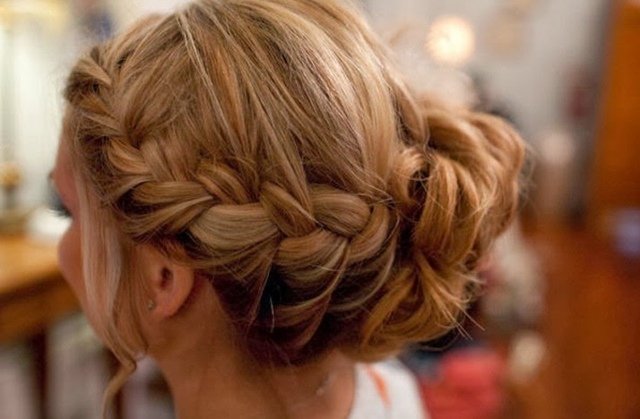 Pre tento variant bol zvolený aj ležérny drdol ľahký štýl domáce updo ženy trendy
