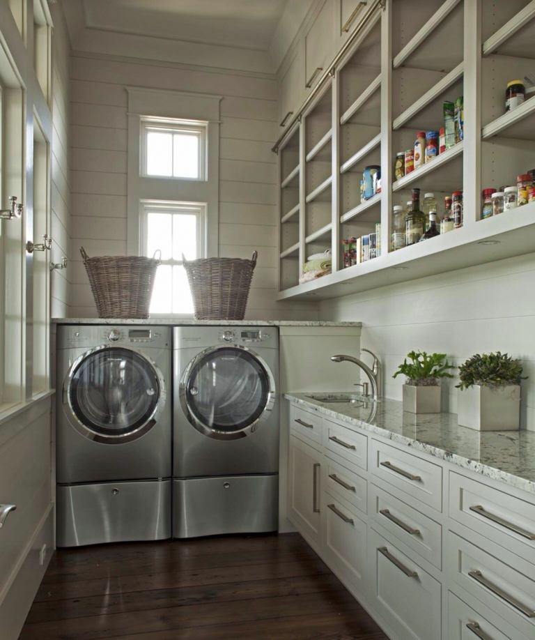 Komora a technická miestnosť sa kombinujú so skrinkami a policami