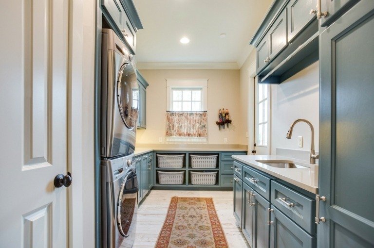 Veľká práčovňa s prechodom do záhrady na rýchle zavesenie bielizne vonku