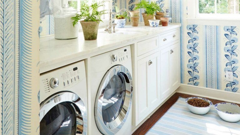 Upratovacie miestnosti, práčovne a komory sú praktické a organizujú domácnosť